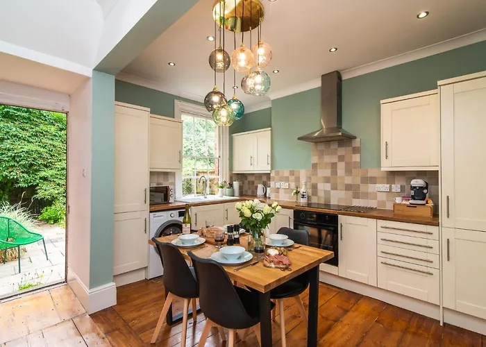 Railway Cottage With Garden & Parking In Heart City