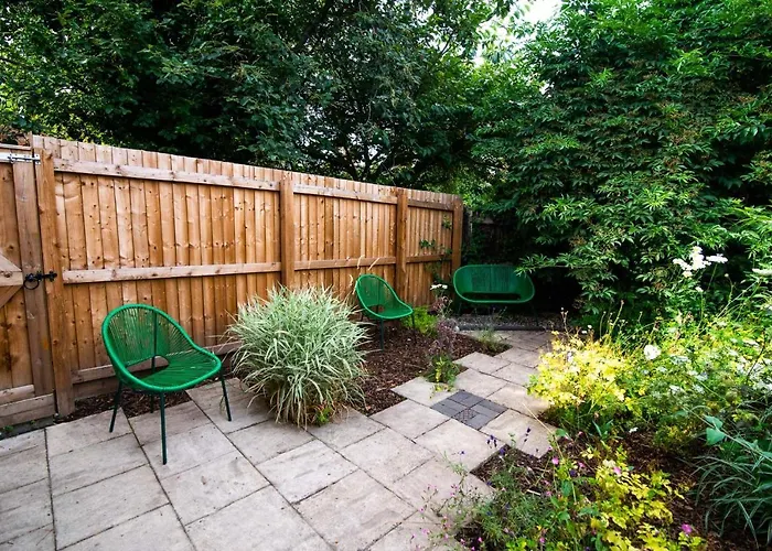 Railway Cottage With Garden & Parking In Heart City