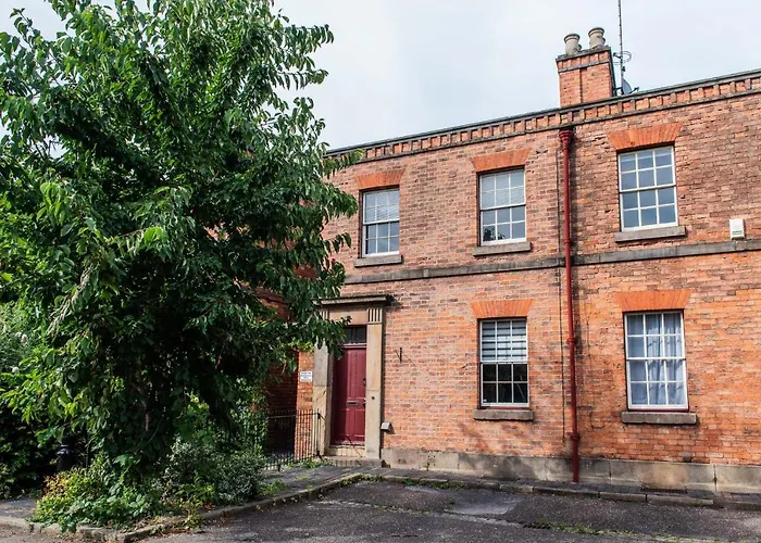 Railway Cottage With Garden & Parking In Heart City